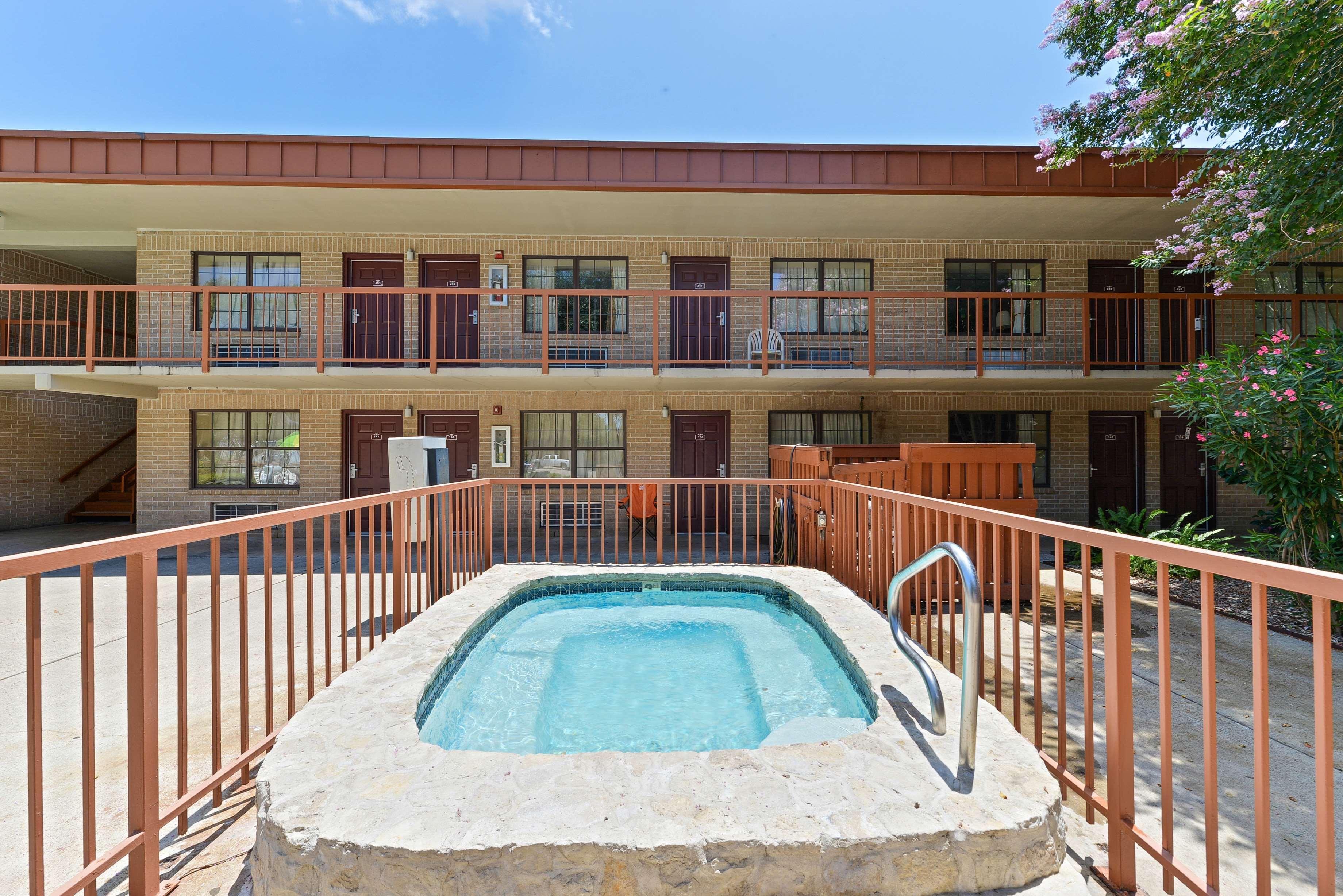 Americas Best Value Inn And Suites Victoria Esterno foto