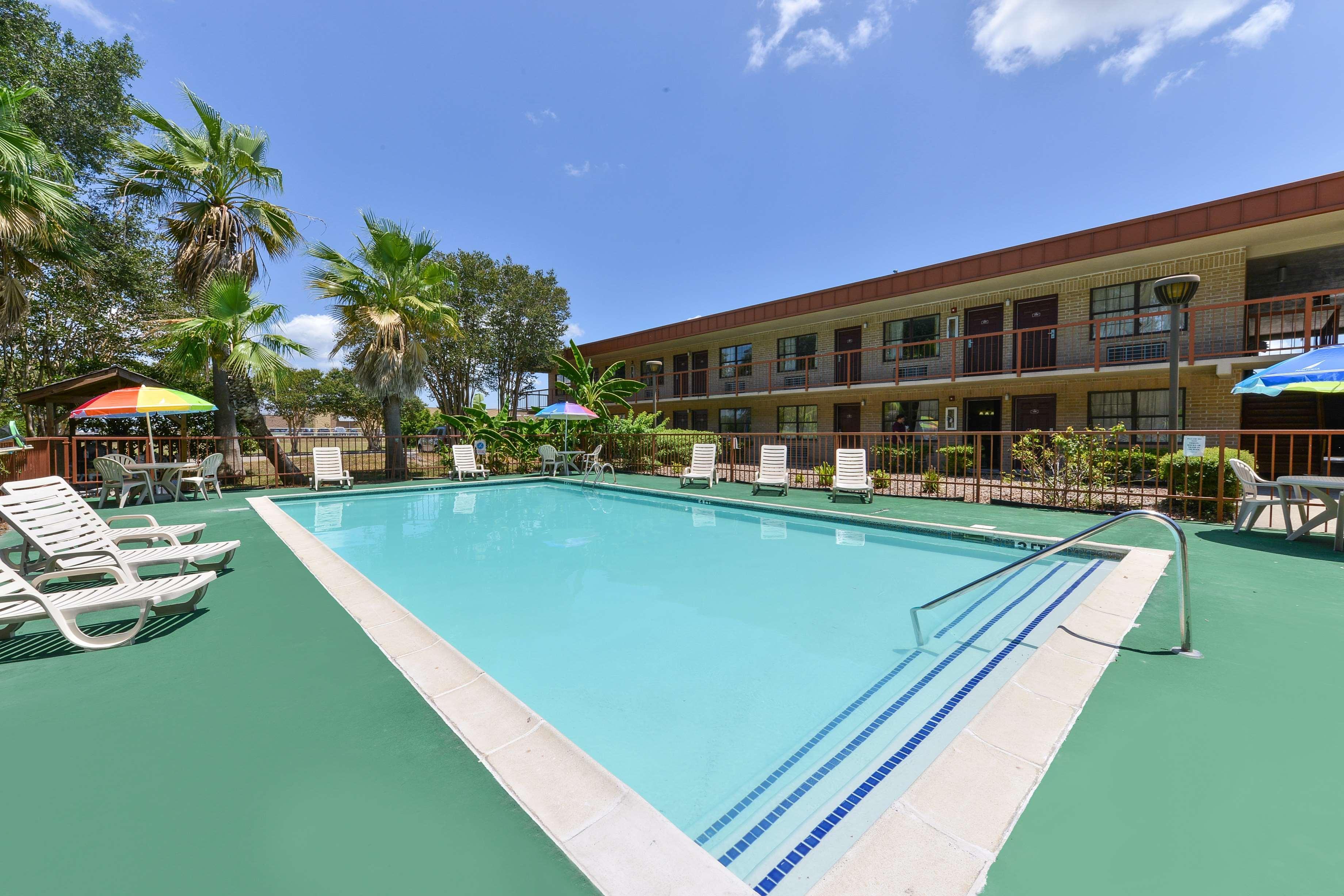 Americas Best Value Inn And Suites Victoria Esterno foto