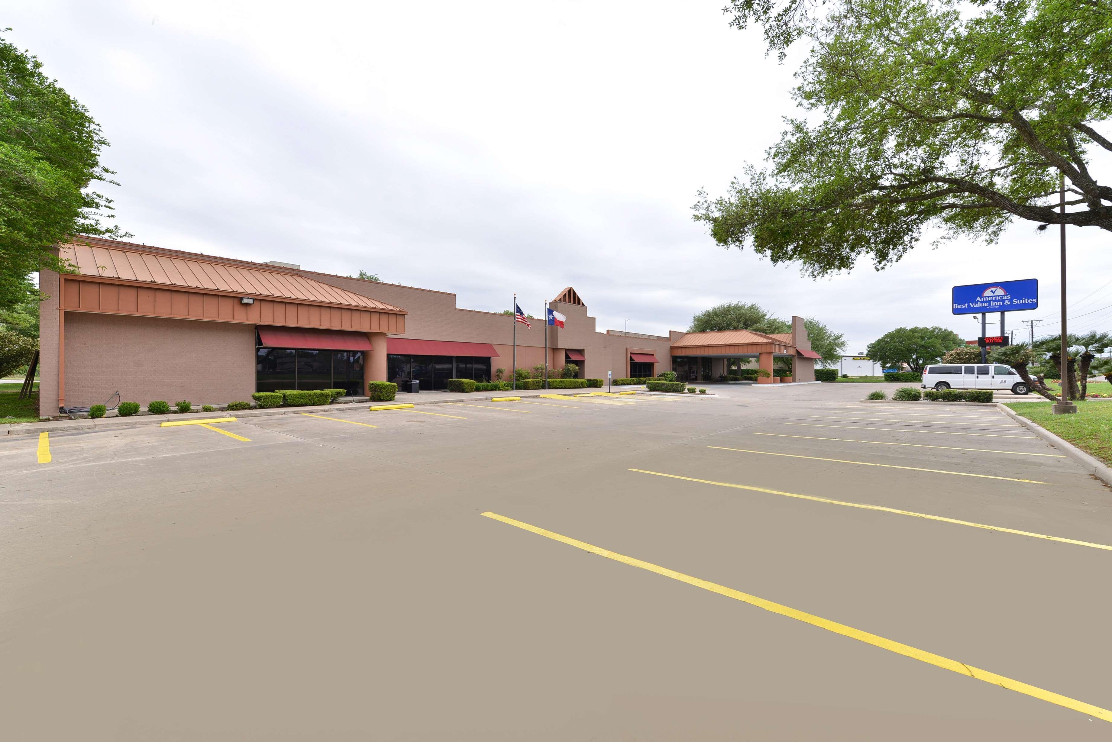 Americas Best Value Inn And Suites Victoria Esterno foto